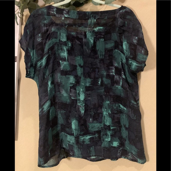 Banana Republic Silk Top | Gorgeous Green/Black Pattern | Size Small - Picture 4 of 5
